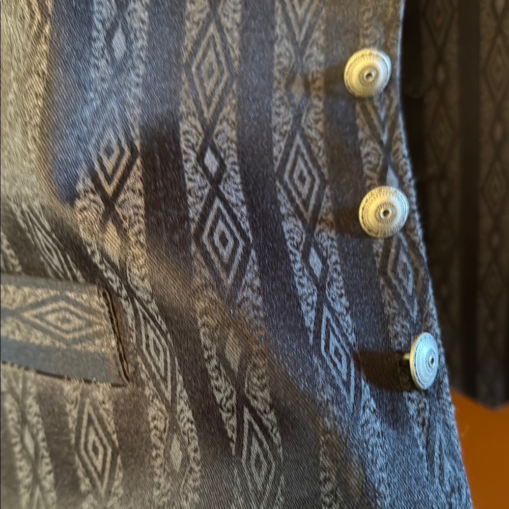 Elegant Black and Gray Vest - Picture 4 of 6